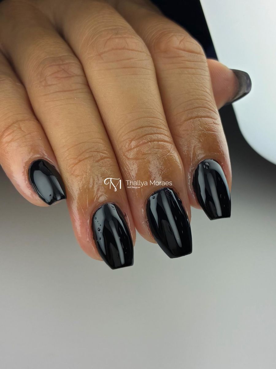 Unhas longas pretas em formato bailarina