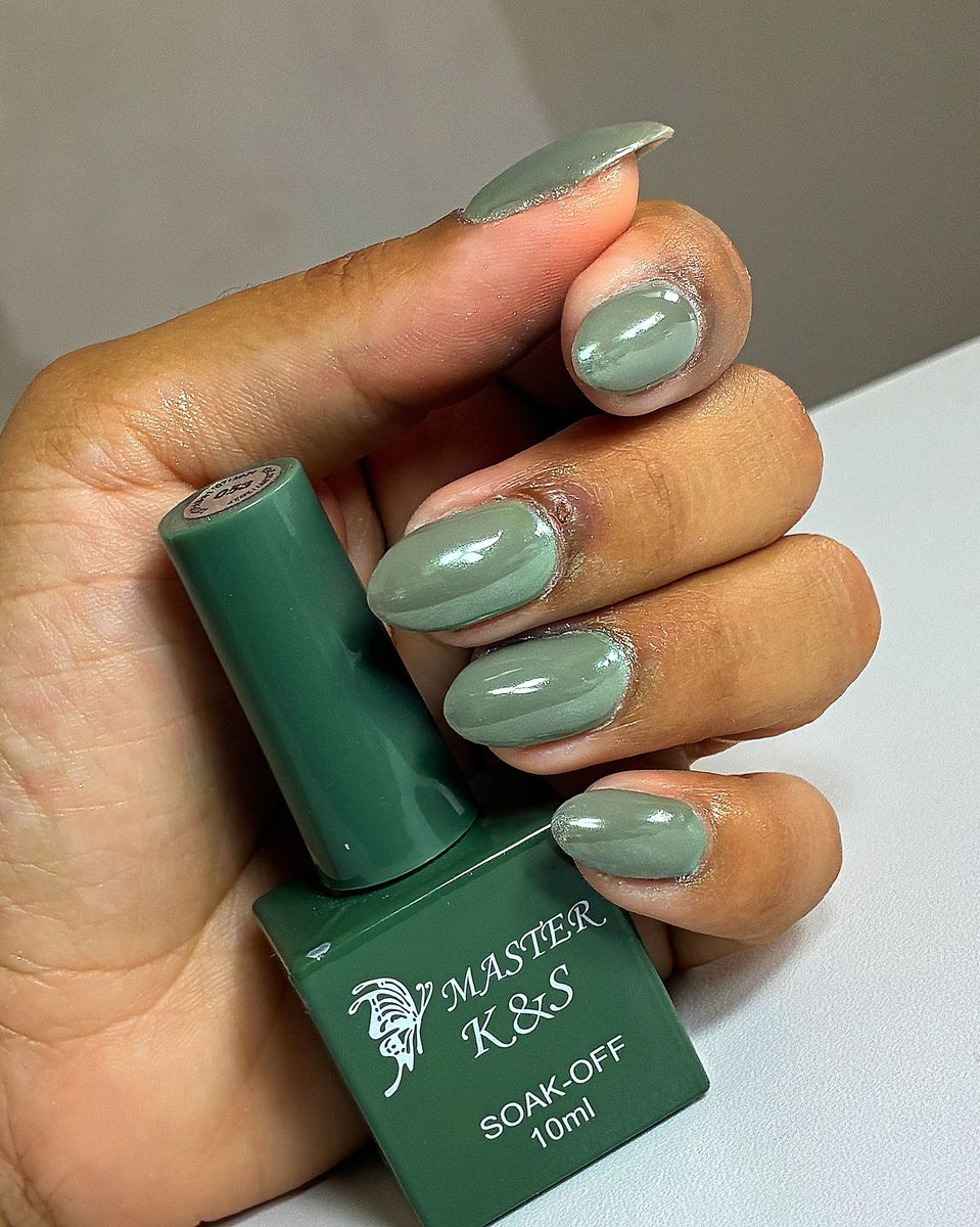 Unhas curtas esmaltadas em gel verde sálvia